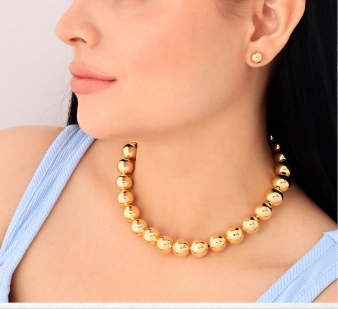 Necklace of spheres of different sizes