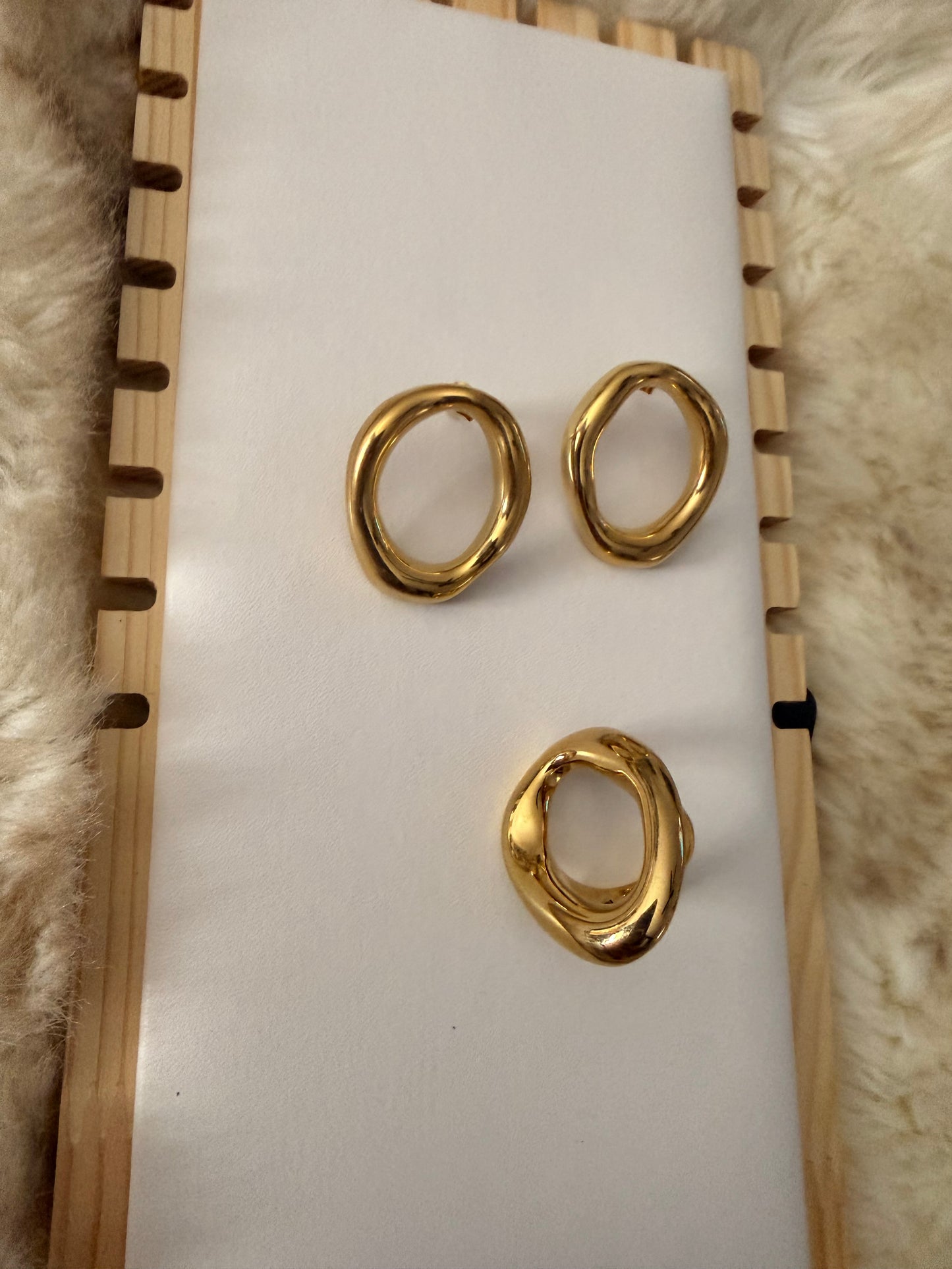 Ring golden oval